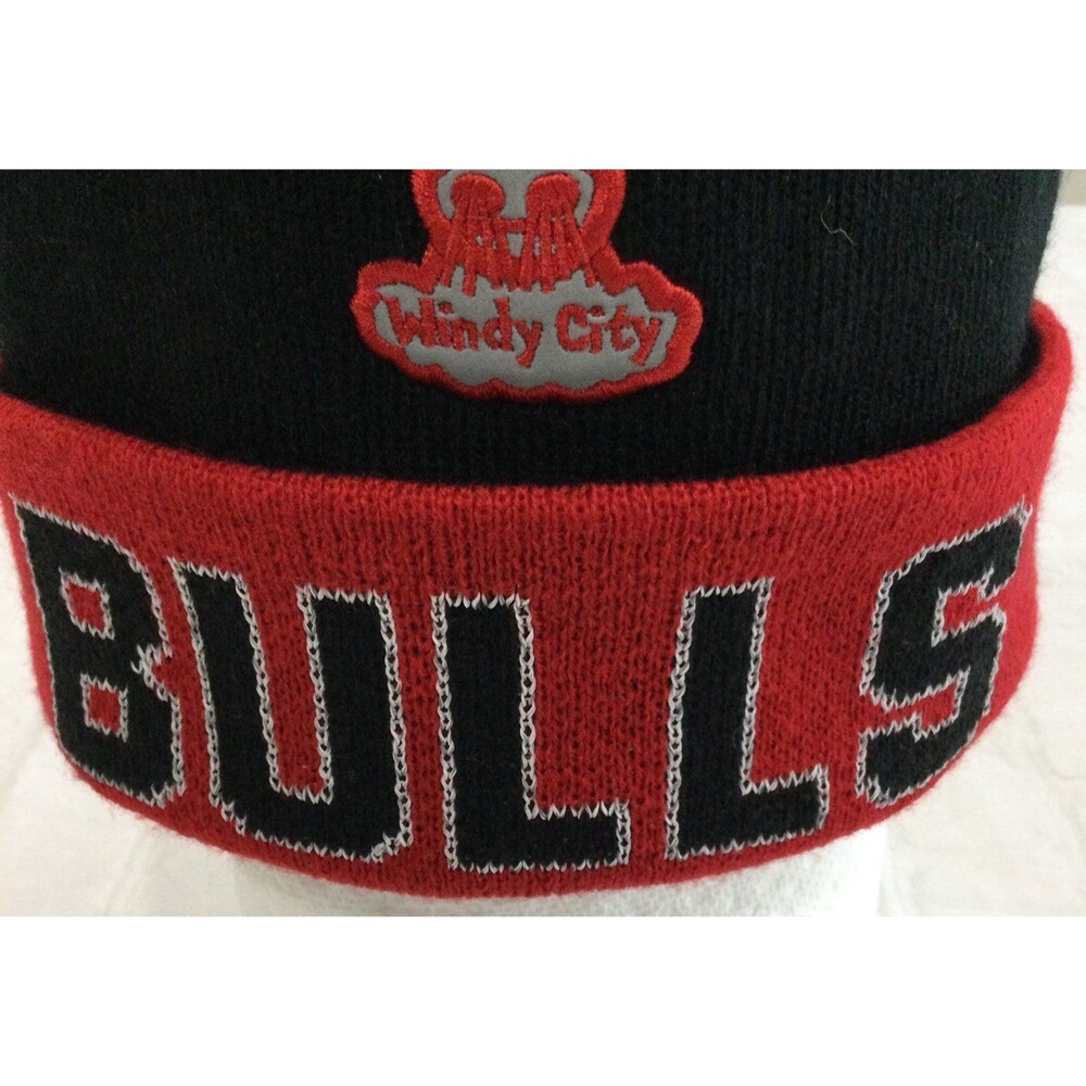 New Era Hat Unisex One Size Black Red Chicago Bulls Windy City Pompom Beanie - Picture 4 of 9
